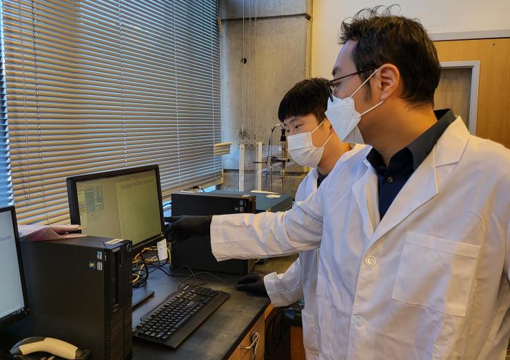 Prof. Seung Woo Lee in lab